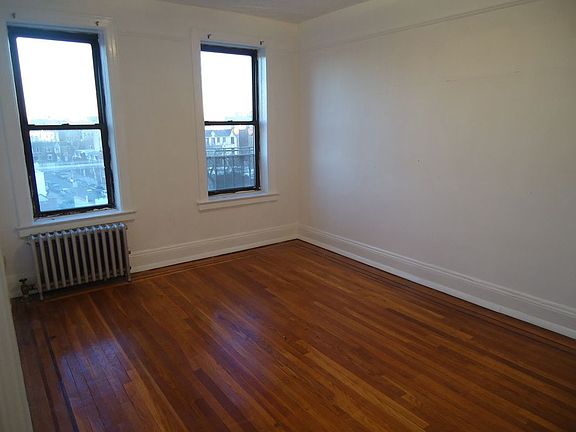 2nd image of 3216 Crescent St APT J6