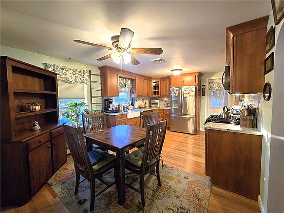 3rd image of 402 Main St