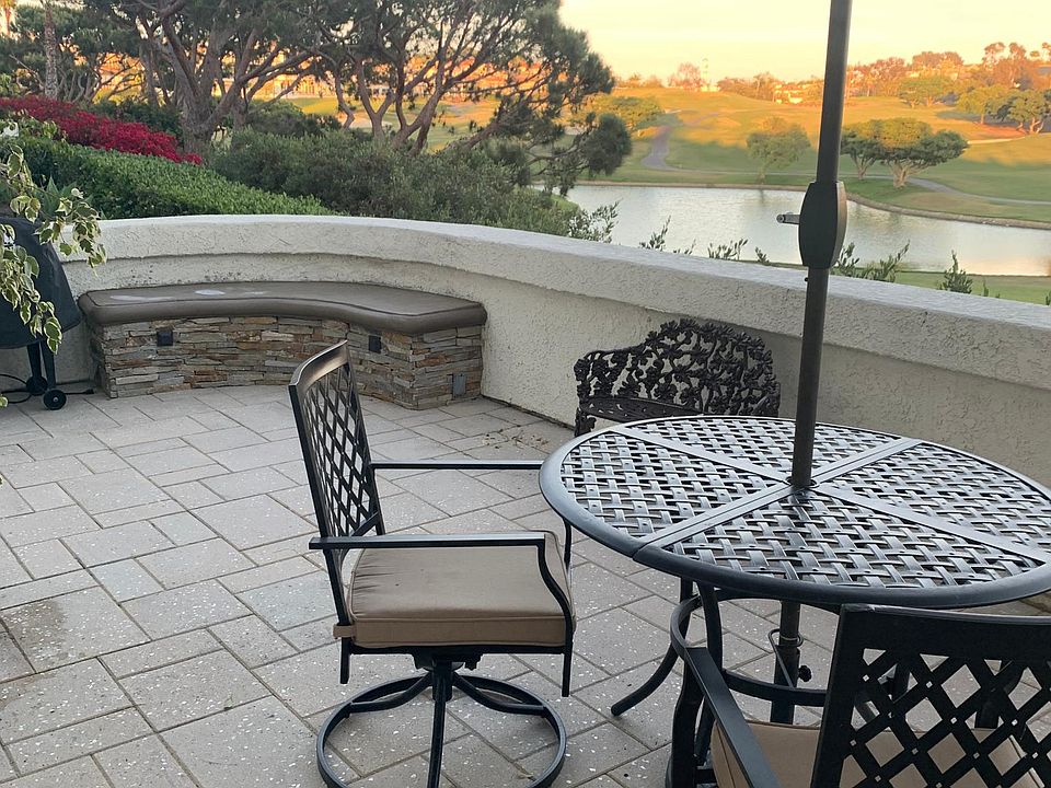 Nice built in bench with room to add another table if needed