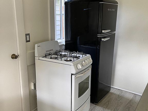 5th image of 702 Echo Park Ave