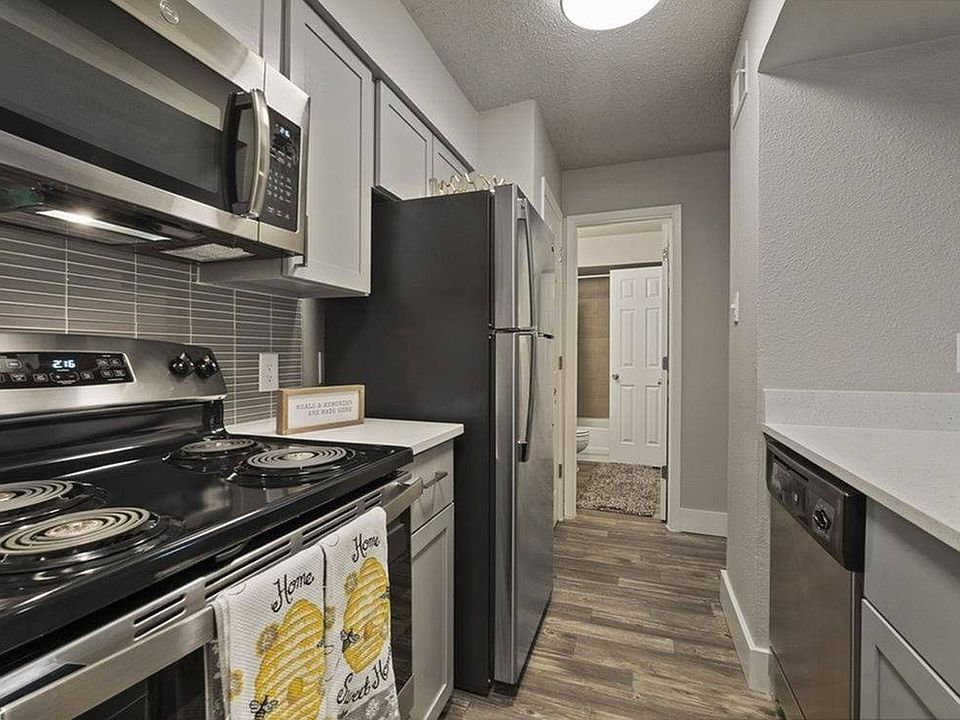 Stainless Steel Appliances & Quartz Countertops