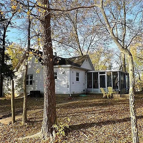 3 bed, 1.0 bath, 1248 sqft, $1,497 — Photo 2