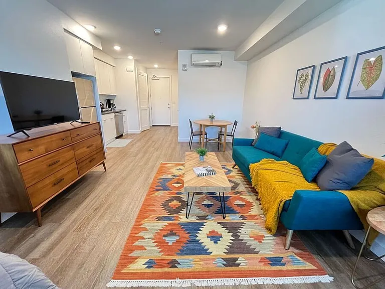 4045 Broadway — Photo 15