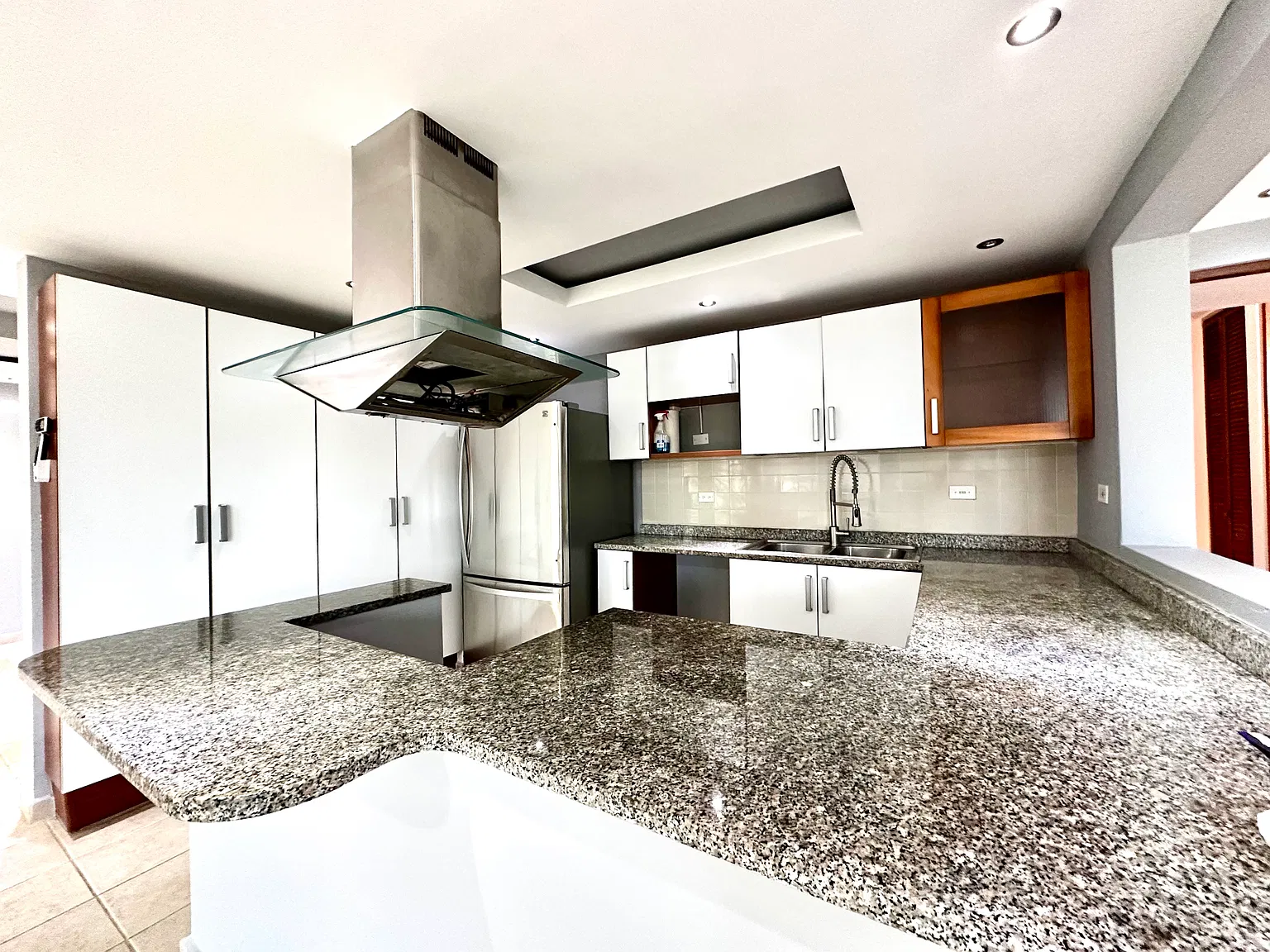 102 Harbour Dr — Photo 2