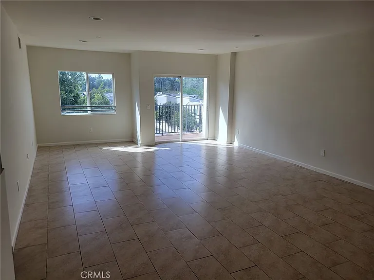 9126 Langdon Ave #303 — Photo 4