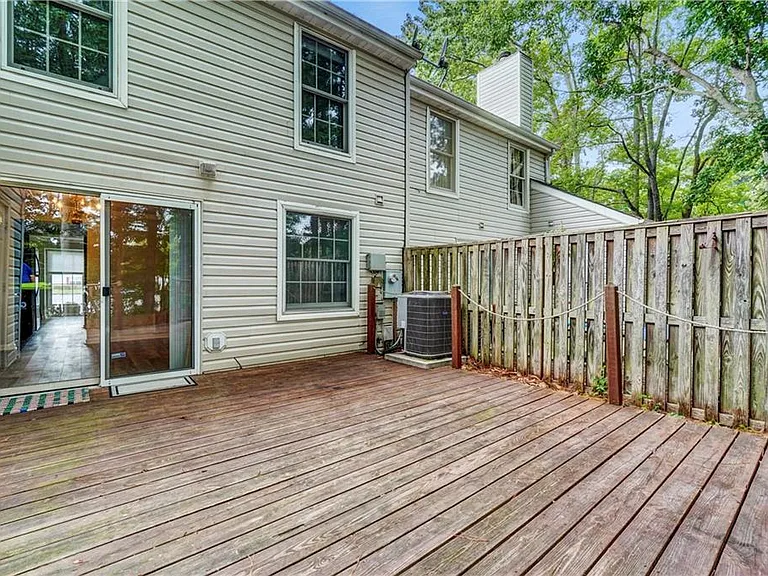 122 Sterling Ct — Photo 16
