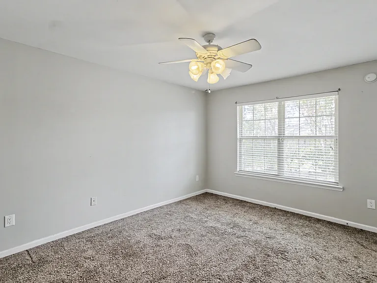 404 Clairemore Cir — Photo 17