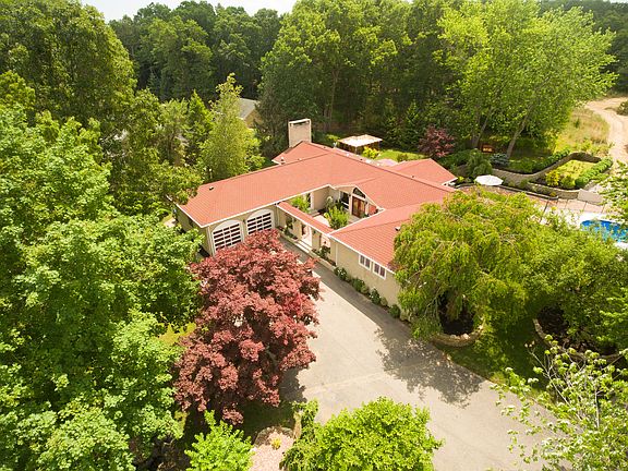 3rd image of 884 Breezy Oaks Dr