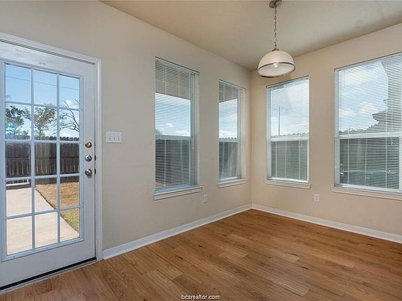 4th image of 2935 McLaren Dr