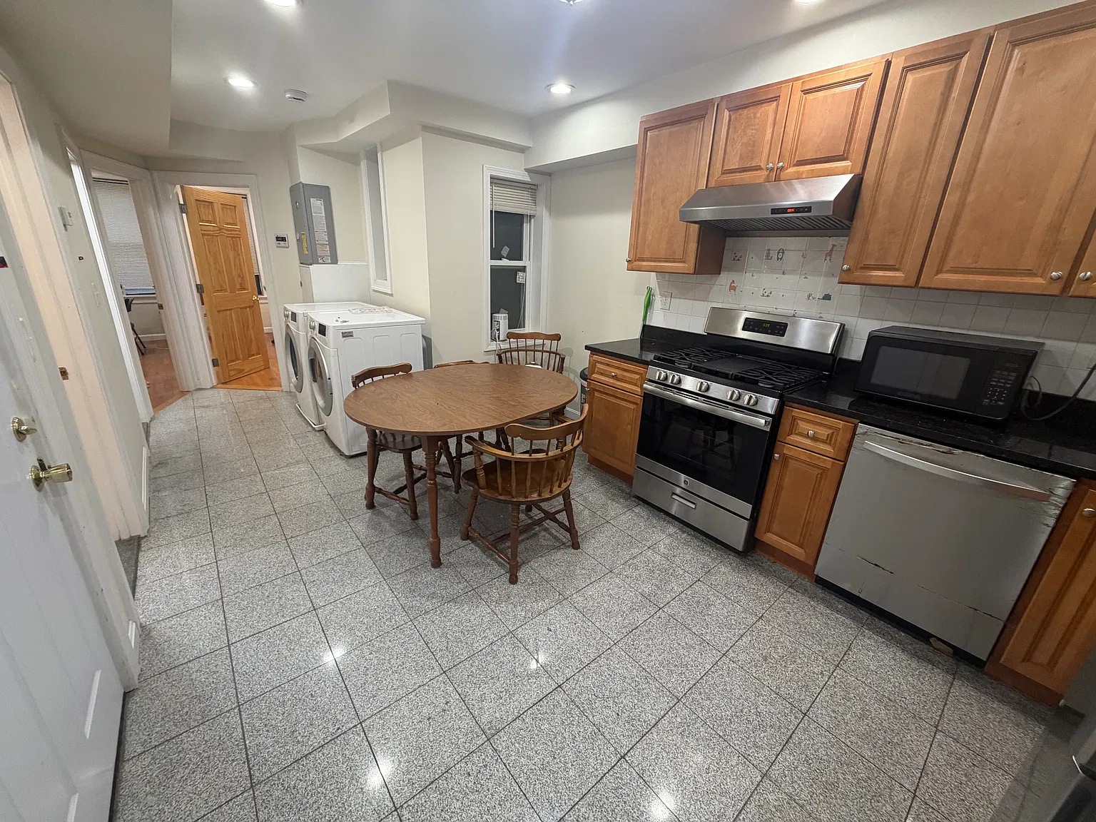 3 bed, 1000 sqft, $4,050 — Photo 2