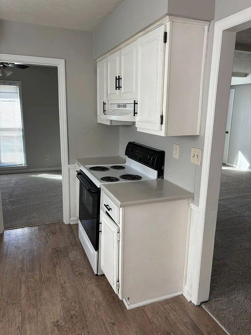 Comfortable 3-Bedroom, 2-Bath Home with Modern Kitchen & Private Fenced Yard — Photo 4