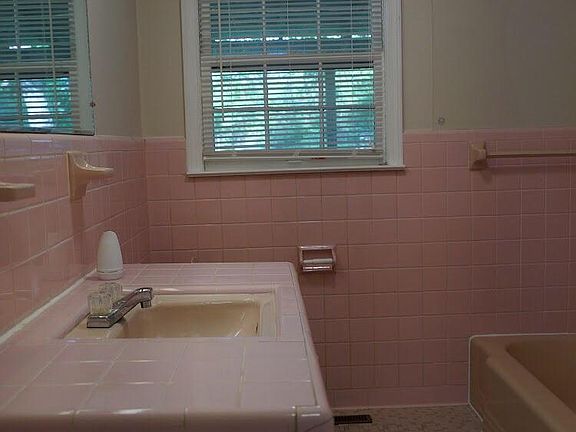5th image of 70 Glen Eden Dr