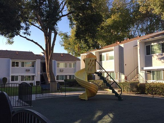 5th image of 2613 S Fairview St #203