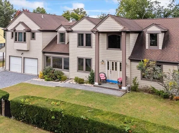 21 Orian Place, Glen Cove, NY 11542