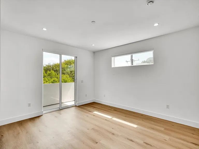 5022 Cahuenga Blvd — Photo 16