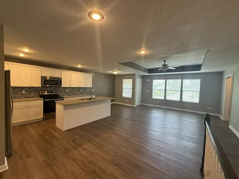 601 S Hillcrest St — Photo 5