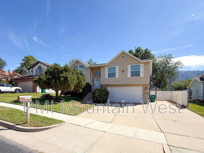 3 bed, 2.0 bath, 1660 sqft, $2,395 — Photo 2