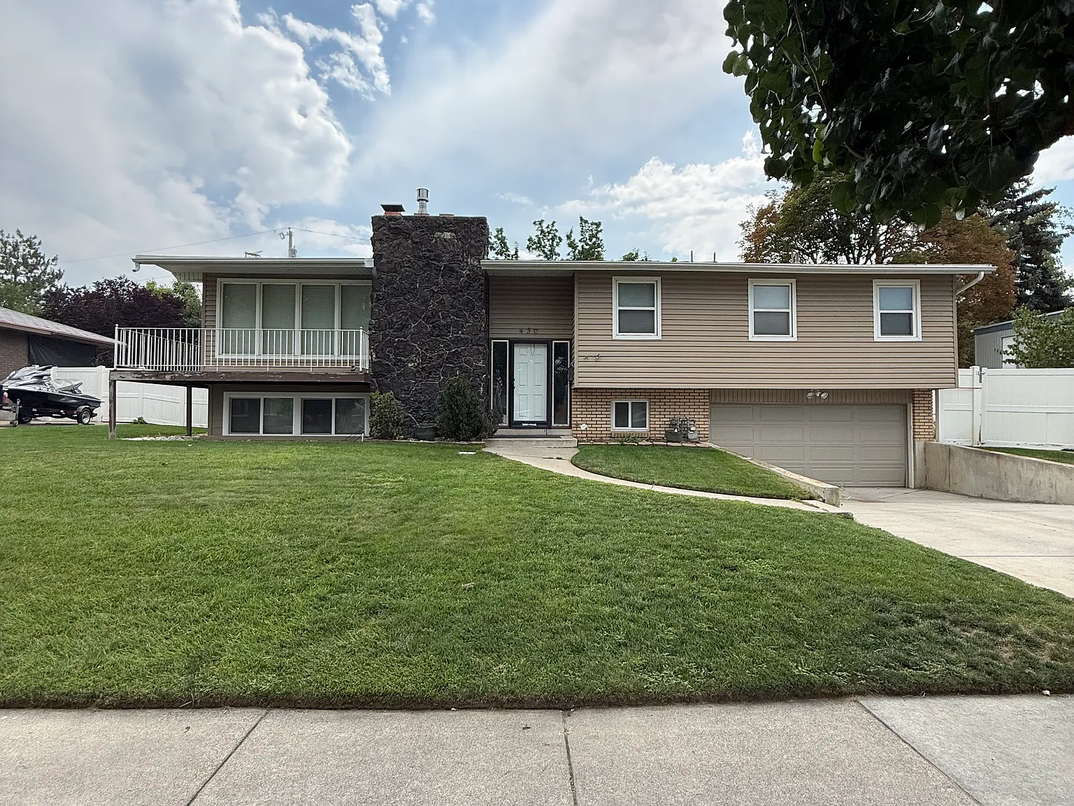 5 bed, 2200 sqft, $3,100 — Photo 2