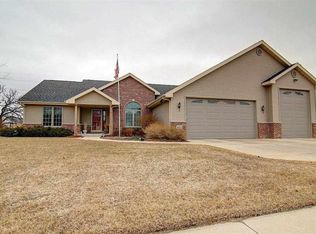 400 Meadow Crest Trl, Cottage Grove, WI 53527