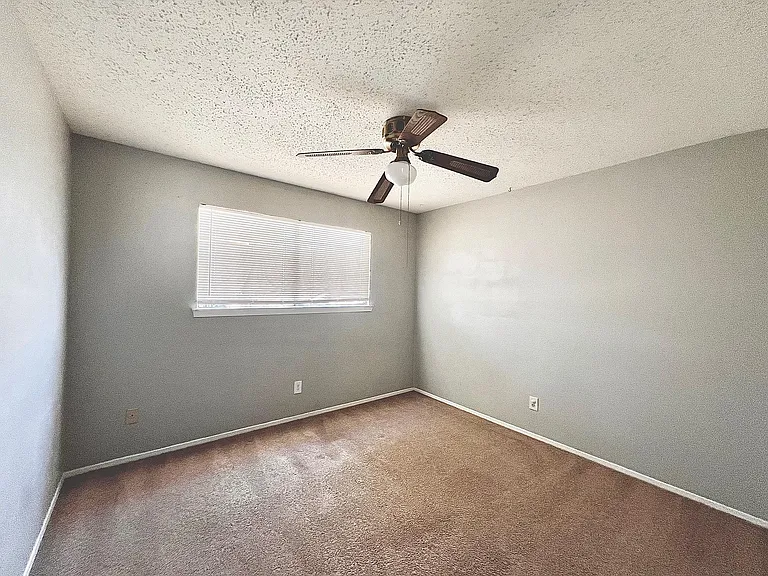 1301 Grant Dr — Photo 16
