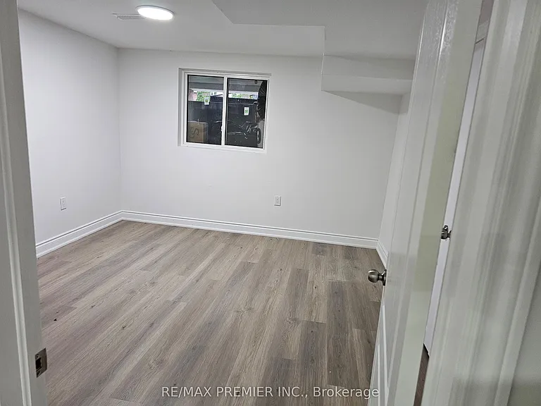 16 Vineyard Ct #B — Photo 11