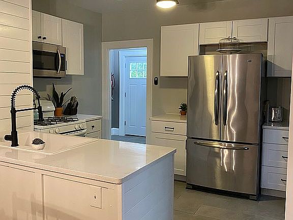 2nd image of 2056 Clarence Ave