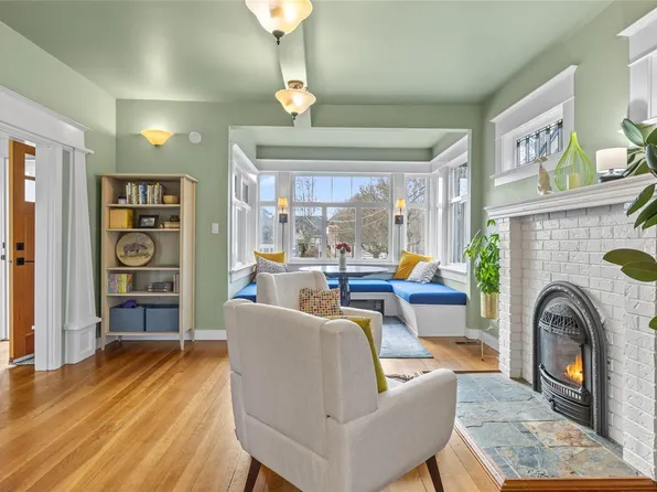 350 Berwick St, Victoria, BC V8V 1C7