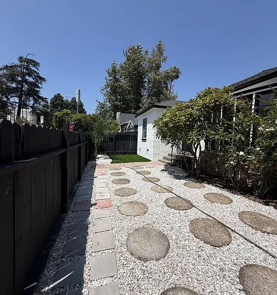542 N Genesee Ave — Photo 2