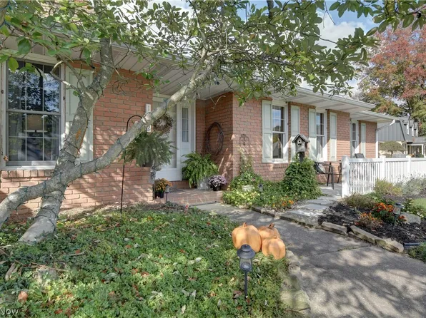 1242 Lakeview Rd NW, New Philadelphia, OH 44663