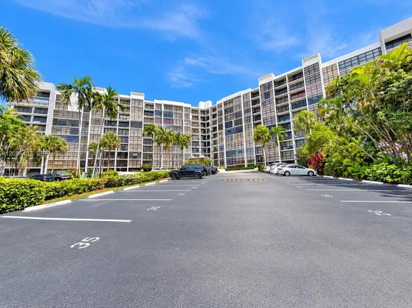 600 Parkview Dr APT 206, Hallandale, FL 33009