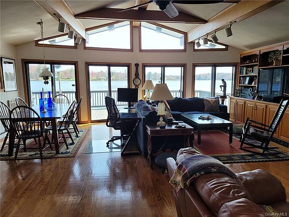 4th image of 146 Lake Shore Dr W