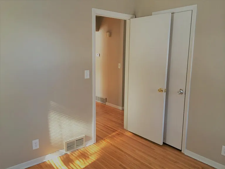 bdrm entry & closet