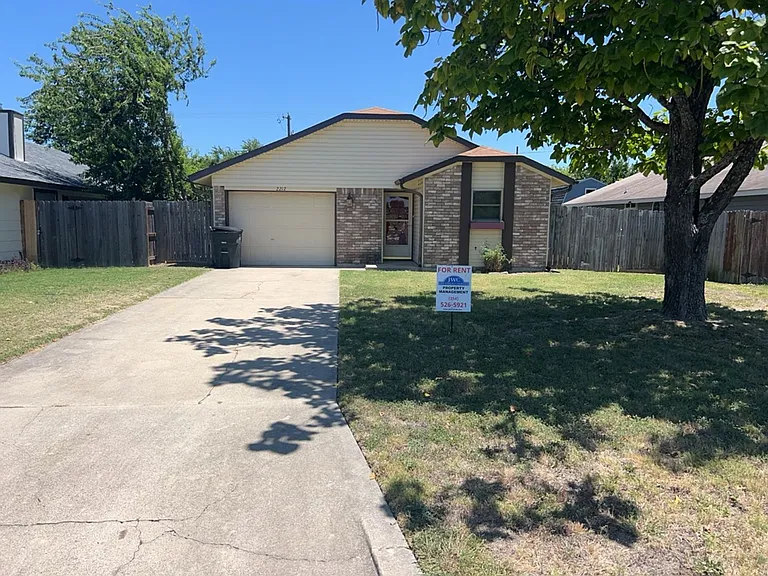 2212 Silverhill Dr — Photo 1