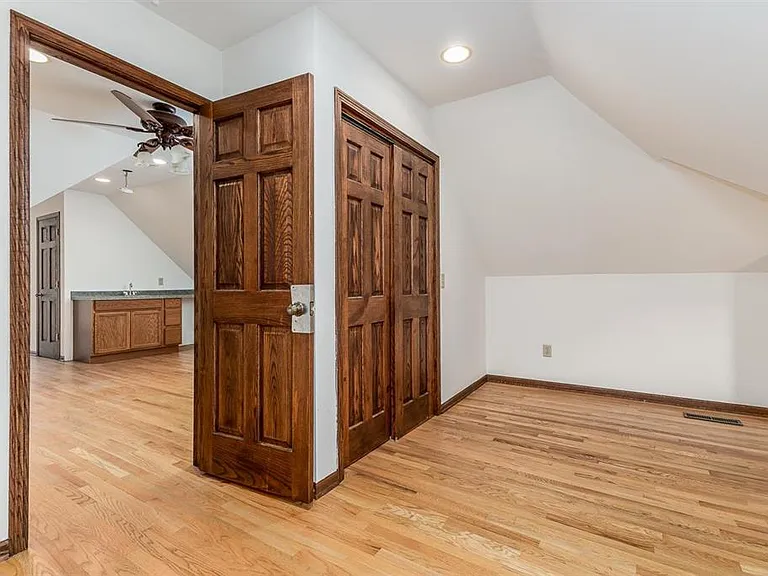 910 University Ave — Photo 20