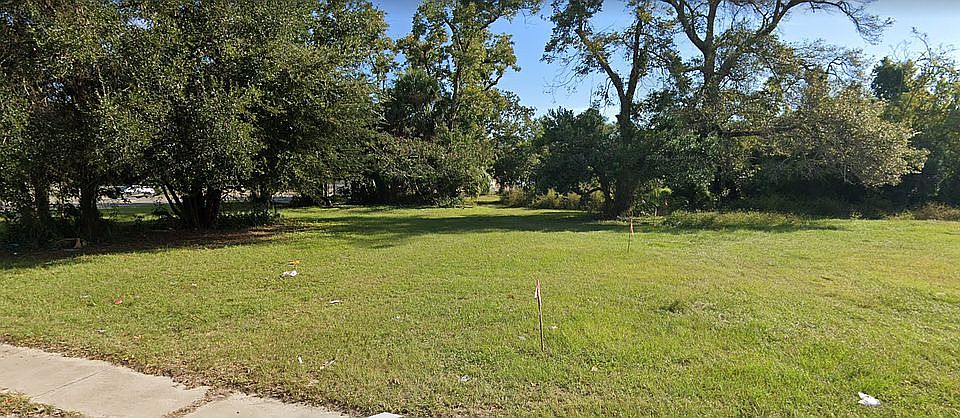 1st image of W Larua St