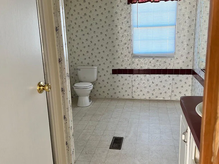 637 Colonial Dr — Photo 28