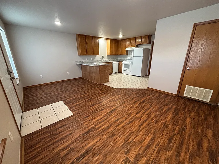 Park Plaza Apartments — Photo 25