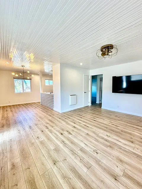 160 Ash Ave — Photo 2