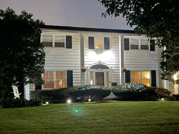 6104 Westgate Ct, Woodridge, IL 60517