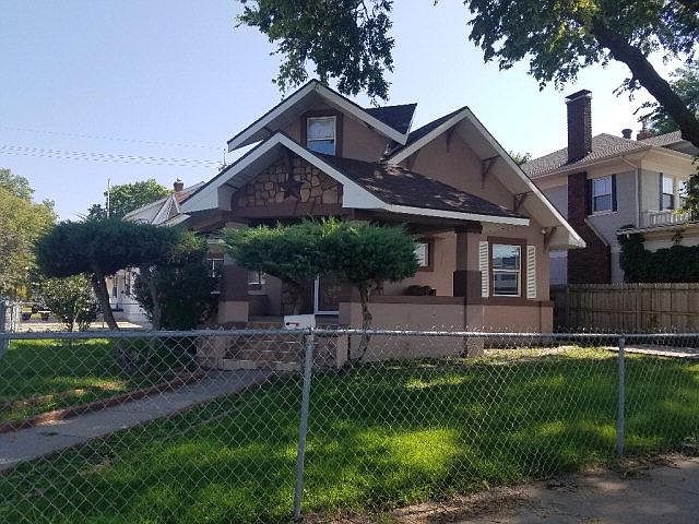 1st image of 1701 W 1st St