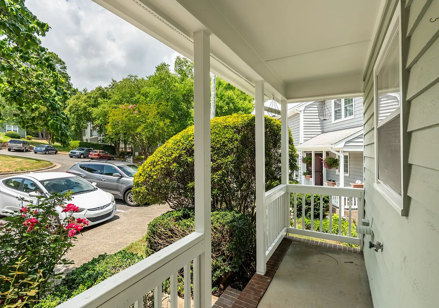 Price Drop + $500 OFF First Month's Rent! Woodcroft End of Unit Townhouse with Large Bedrooms — Photo 3