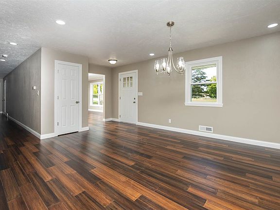 4th image of 2127 Edgebrook Dr
