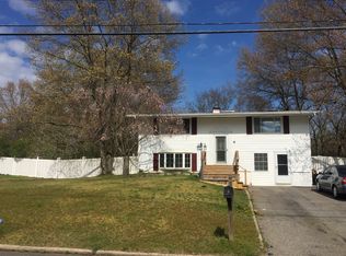 9 Campsite Ln, East Setauket, NY 11733