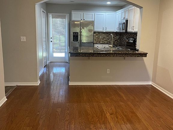 3rd image of 615 Briar Way Ln