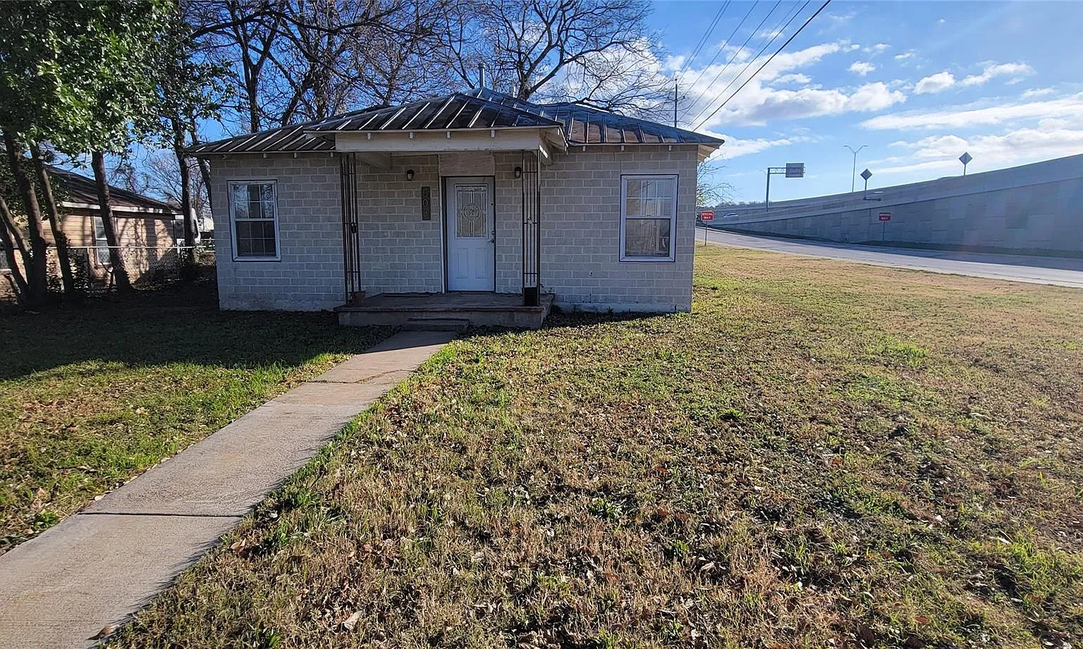2 bed, 1.0 bath, 876 sqft, $1,400 — Photo 1