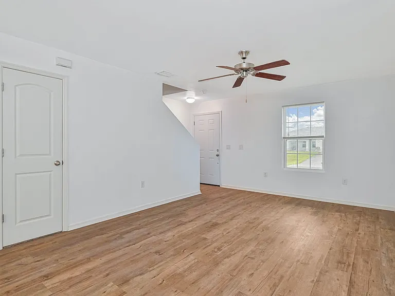 305 NW 16th Pl — Photo 3