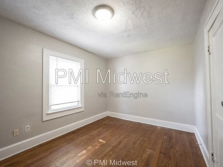 411 W 40th St — Photo 19
