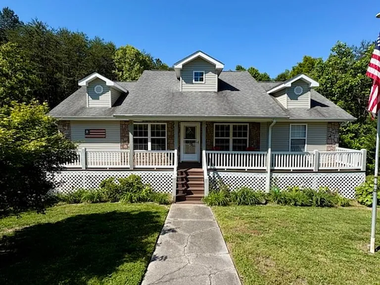 160 Burning Oaks Dr — Photo 1