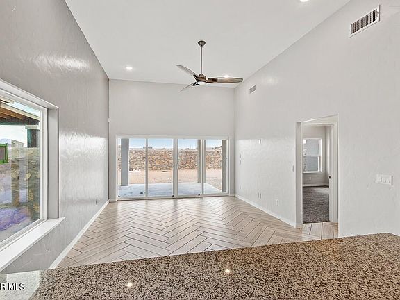 5th image of 913 Louisiana Downs Ave