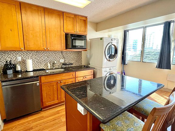 3rd image of 818 S King St APT 906